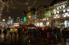 Na Václavském náměstí se v mrazivém a deštivém večeru sešly stovky lidí.