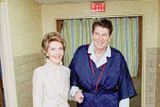 Prezident Reagan a jeho žena Nancy v nemocnici George Washingtona čtyři dny po atentátu.