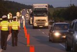 Je sobota 20 hodin a 15 minut a policisté jdou uzavřít dálnici u sjezdu na 112. kilometru.