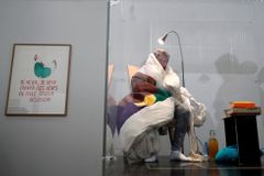 Francouzský umělec sedí v pařížském muzeu na vejcích. Čeká, až se z nich vylíhnou kuřata