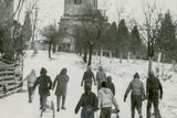 Každopádně ale bývalo hodně sněhu, a to i ve městech. Děti vyrážely na svahy hned po škole, na saních trávily celá odpoledne.