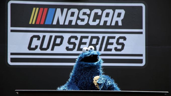 Sušenkové Monstrum jako grand na NASCAR