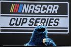 Závodníky NASCAR poslal do aut plyšák. V Indianapolisu řádilo Sušenkové monstrum