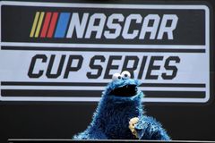 Závodníky NASCAR poslal do aut plyšák. V Indianapolisu řádilo Sušenkové monstrum