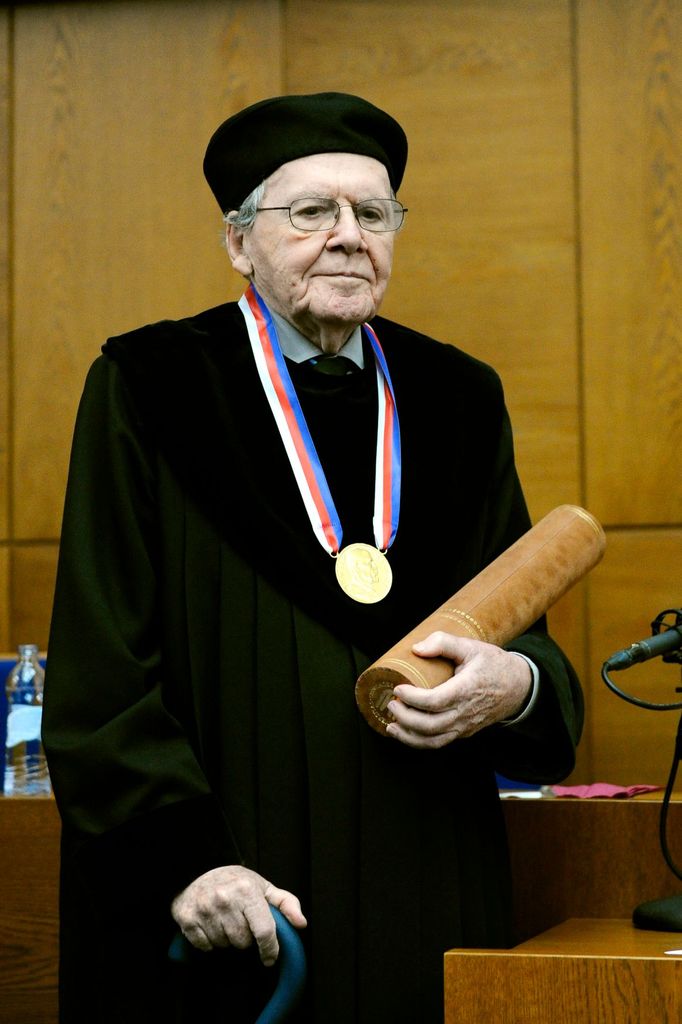 Peter Demetz v roce 2014 převzal čestný doktorát Masarykovy univerzity.