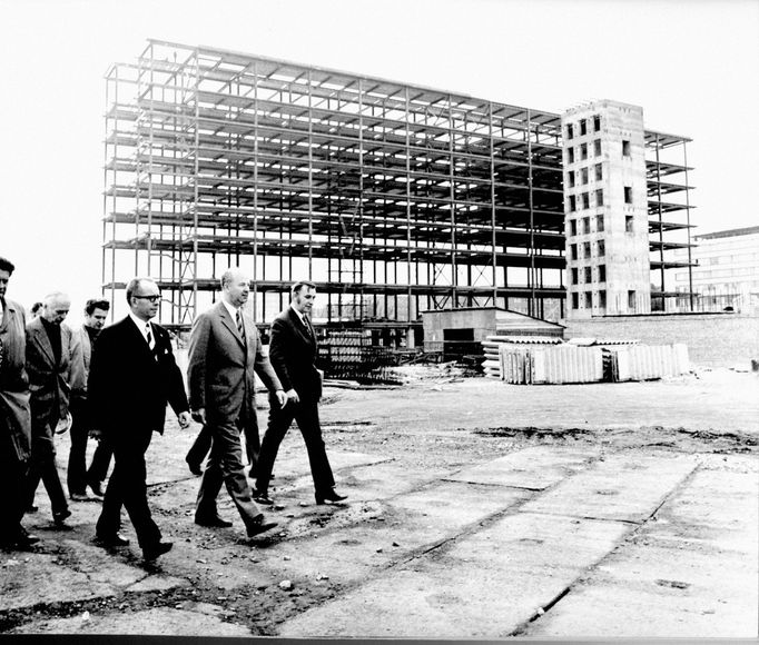 Fotografie z historie budování (výstavba v letech 1972 – 1979) a fungování Ústřední telekomunikační budovy v Olšanské ulici v Praze 3, u níž bude v lednu 2023 zahájena de