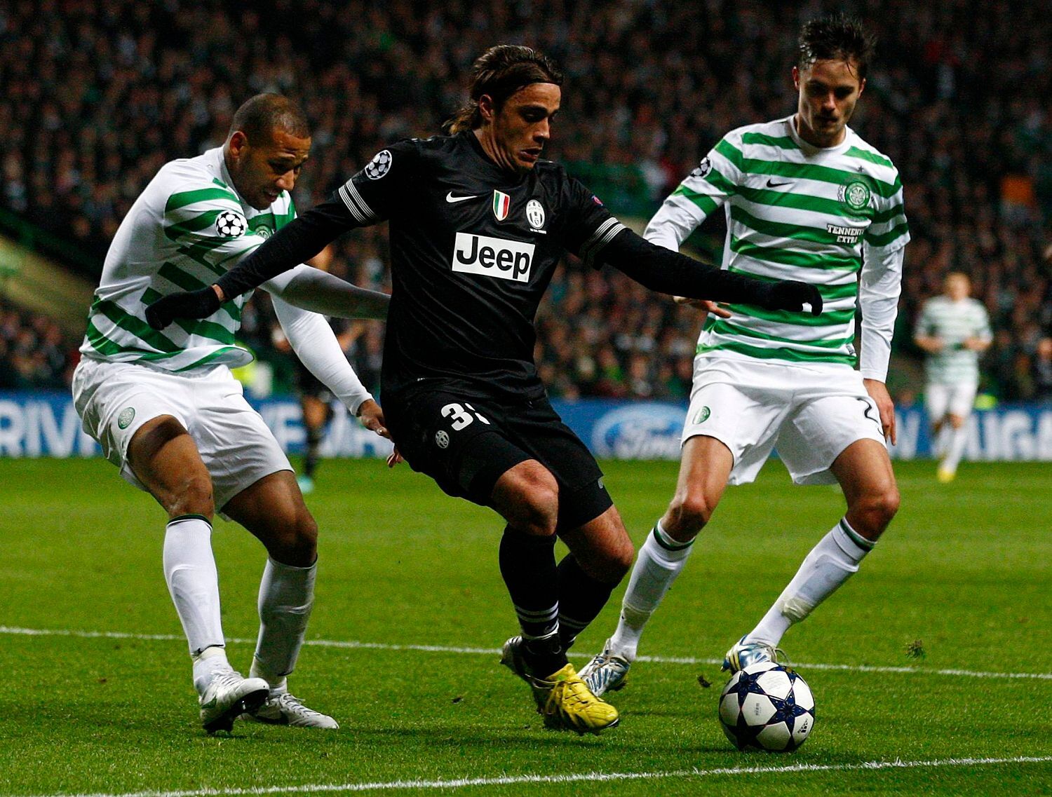Liga mistrů: Celtic Glasgow - Juventus: Kevin Wilson (vlevo) a Mikael Lustig - Alessandro Matri