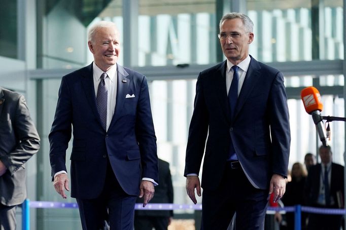 Americký prezident Joe Biden s šéfem NATO Jensem Stoltenbergem na summitu aliance 24. března 2022.