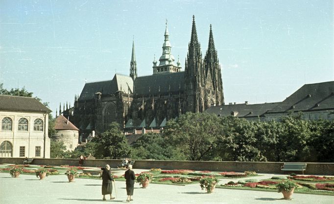 Pohled na katedrálu sv. Víta Pražském Hradě. Rok 1958