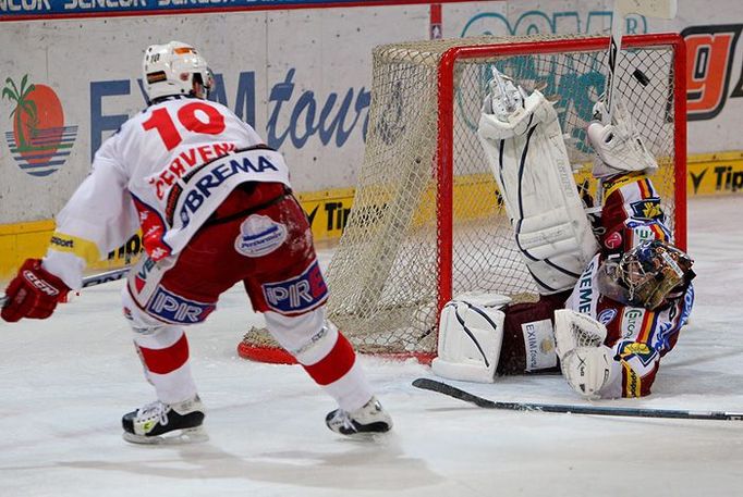 Naposledy se alespoň z bodu radovali Sparťané v derby proti Slavii, skvělými zákroky je přitom držel i brankář Tomáš Pöpperle.