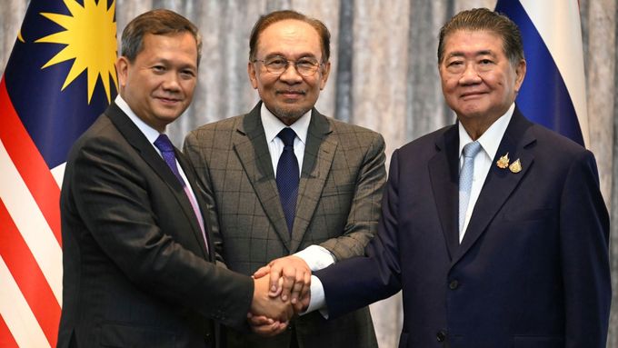 Malajský premiér Anwar Ibrahim (uprostřed), kambodžský premiér Hun Manet (vlevo) a thajský úřadující premiér Phumtham Wechayachai po uzavření dohody.