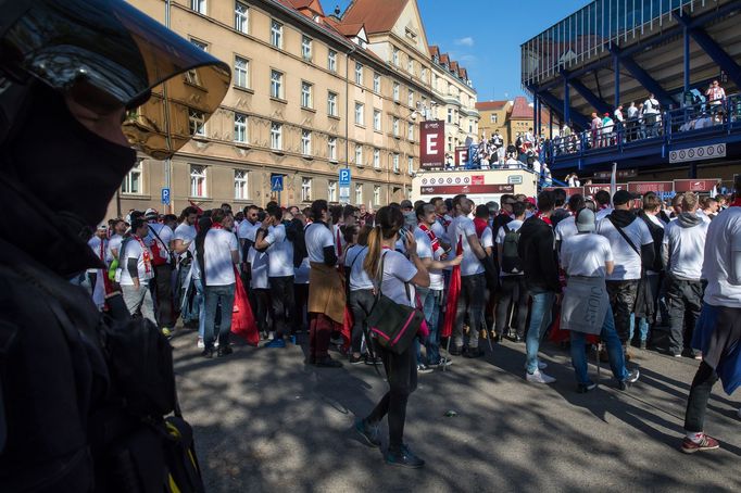 Pochod fanoušků Slavie z Náměstí Republiky na finále Mol Cupu na stadion pražské Sparty na Letné.