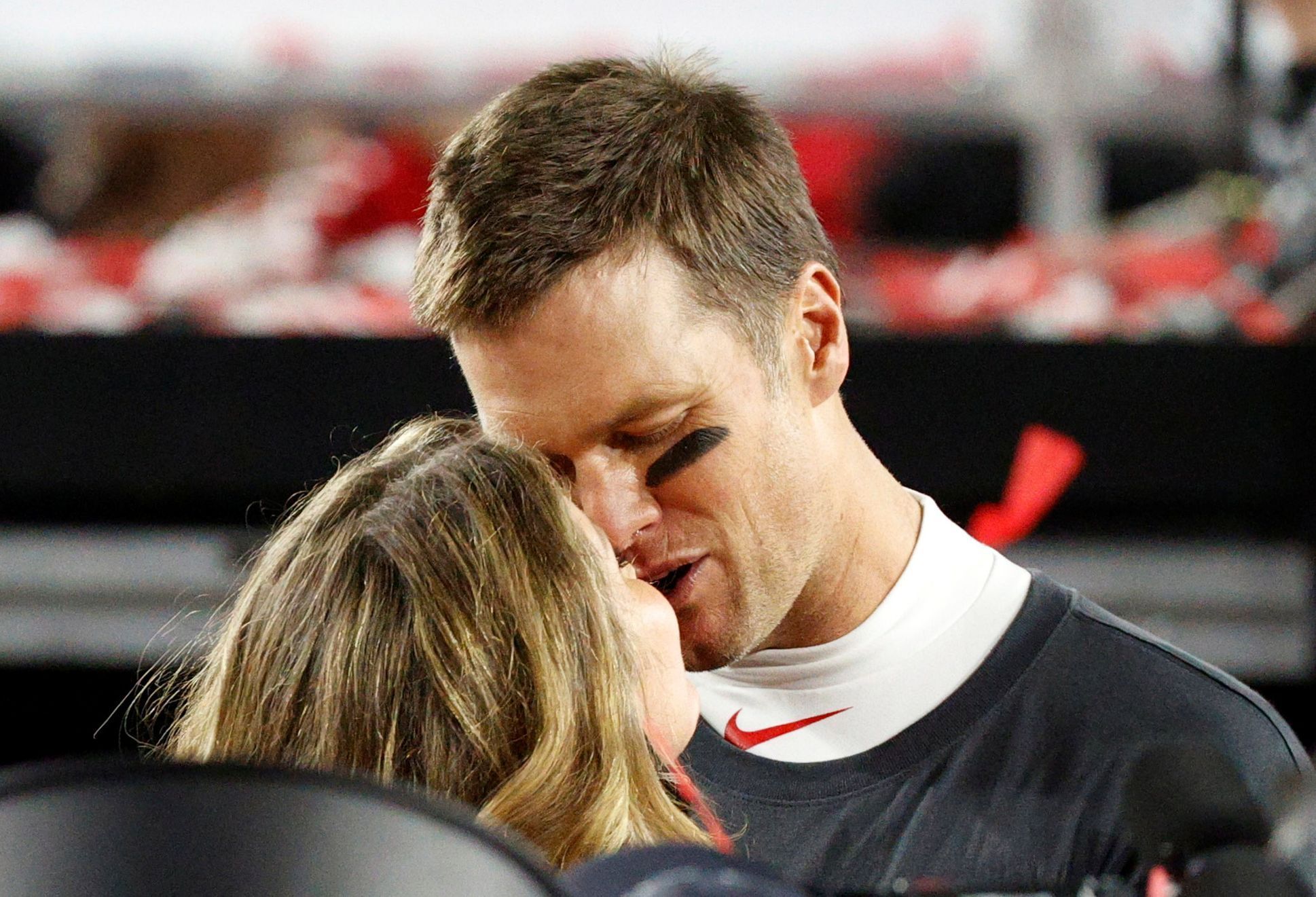 Super Bowl LV 2021 - Tom Brady líbá manželku Gisele Bündchenovu