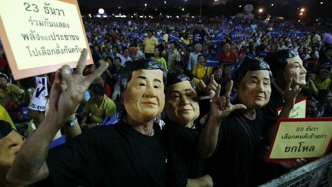 My jsme všichni Thaksin. Příznivci svrženého expremiéra Thaksina Shinawatry na předvolebním mítinku v Bangkoku.