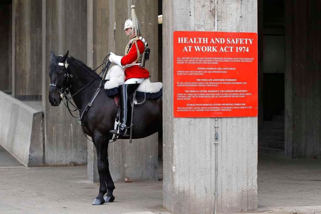 Britská kavalérie gardistů na koních