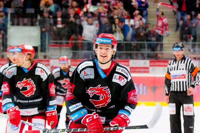 Třinec - Hradec, 4. semifinále play-off hokejové extraligy 2018: Michal Kovařčík slaví první gól.