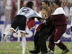 Ochranka se snaží zastavit fanouška, který při zápase Copy Ameriky Argentina - USA vrthl na hřiště a vrhl se na Roberta Ayalu.