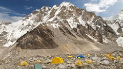 Horolezci v oblasti pod Mount Everestem