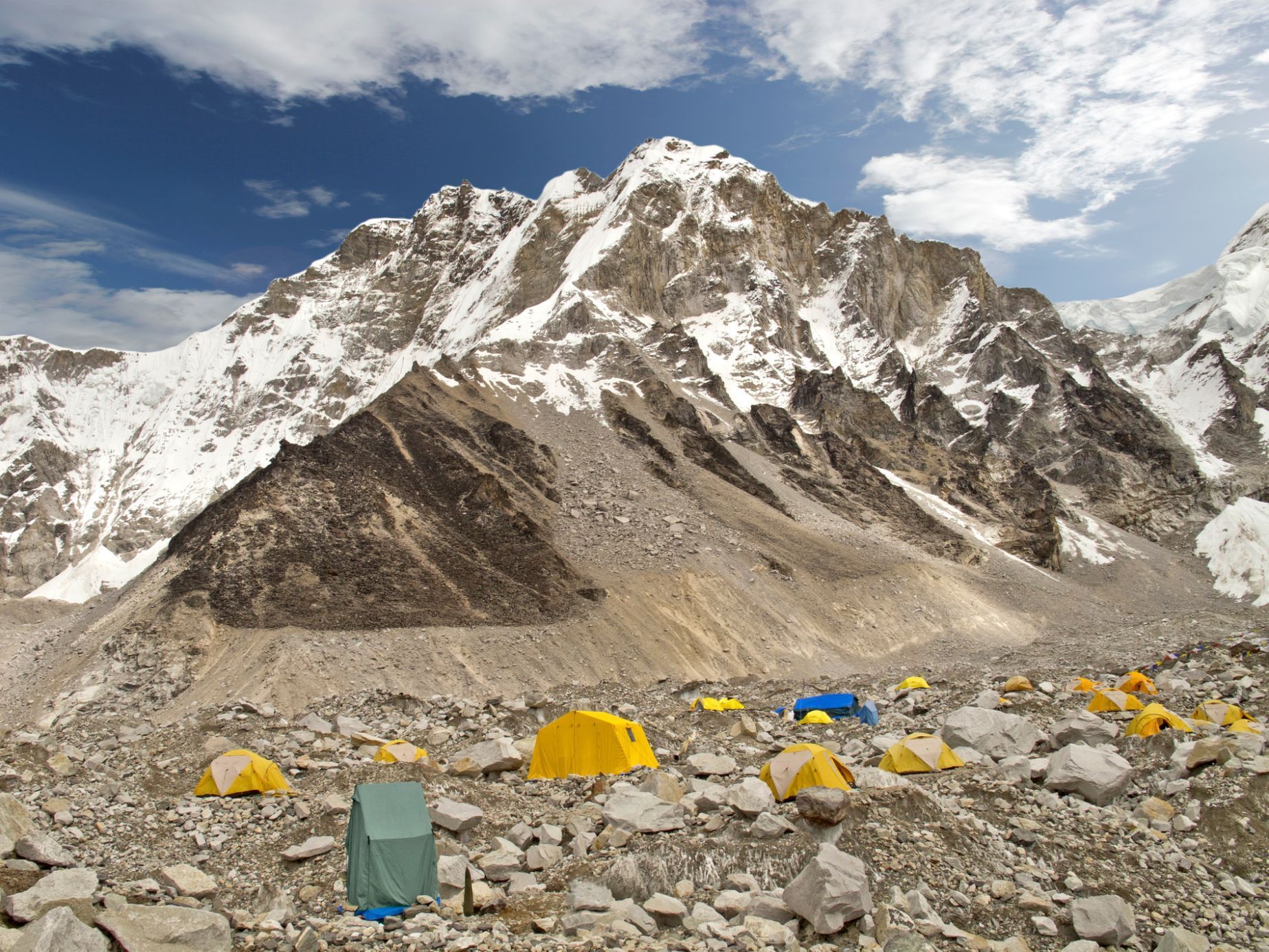 Horolezci v oblasti pod Mount Everestem