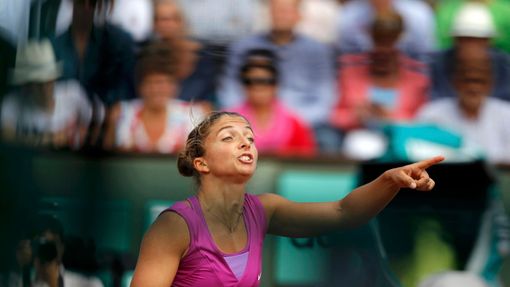 Italská tenistka Sara Erraniová debatuje s rozhodčí během semifinále French Open 2012.