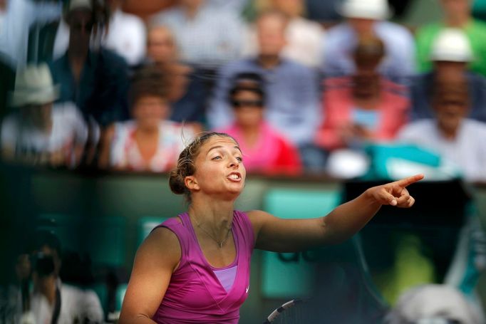 Italská tenistka Sara Erraniová debatuje s rozhodčí během semifinále French Open 2012.