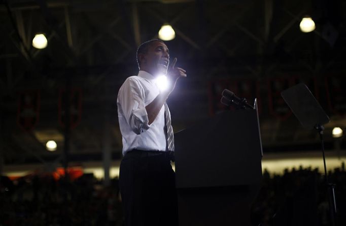 U.S. President Barack Obama campaigns at Bowling Green State University in Bowling Green, Ohio, September 26, 2012. REUTERS/Jason Reed (UNITED STATES - Tags: POLITICS ELECTIONS USA PRESIDENTIAL ELECTION EDUCATION) Published: Zář. 26, 2012, 5:55 odp.