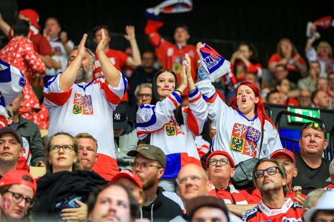Čeští fanoušci v zápase proti Dánsku na MS v hokeji 2025 v Herningu