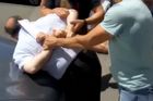 Ukrajinci zveřejnili video ze zatčení muže podezřelého z pokusu o vraždu ruského novináře Babčenka