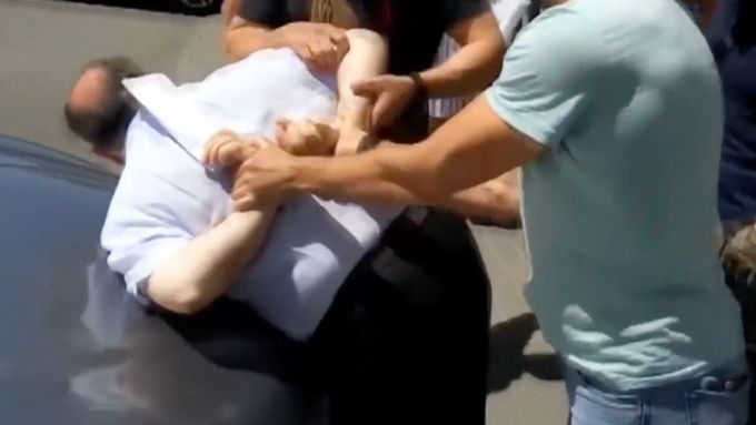 Ukrajinské bezpečnostní služby zveřejnily záběry ze zatčení muže podezřelého z pokusu o vraždu ruského novináře Babčenka.