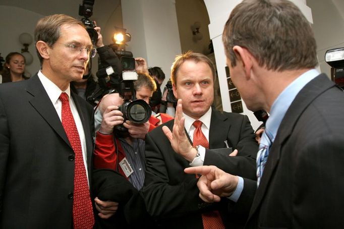 Jan Švejnar s Martinem Bursíkem (SZ), zády Jiří Čunek (KDU-ČSL).