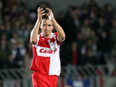 Vladimír Šmicer vstřelil v 69. minutě druhý gól Spartě, o dvě minuty později odešel za potlesku slávistické tribuny ze hřiště.
