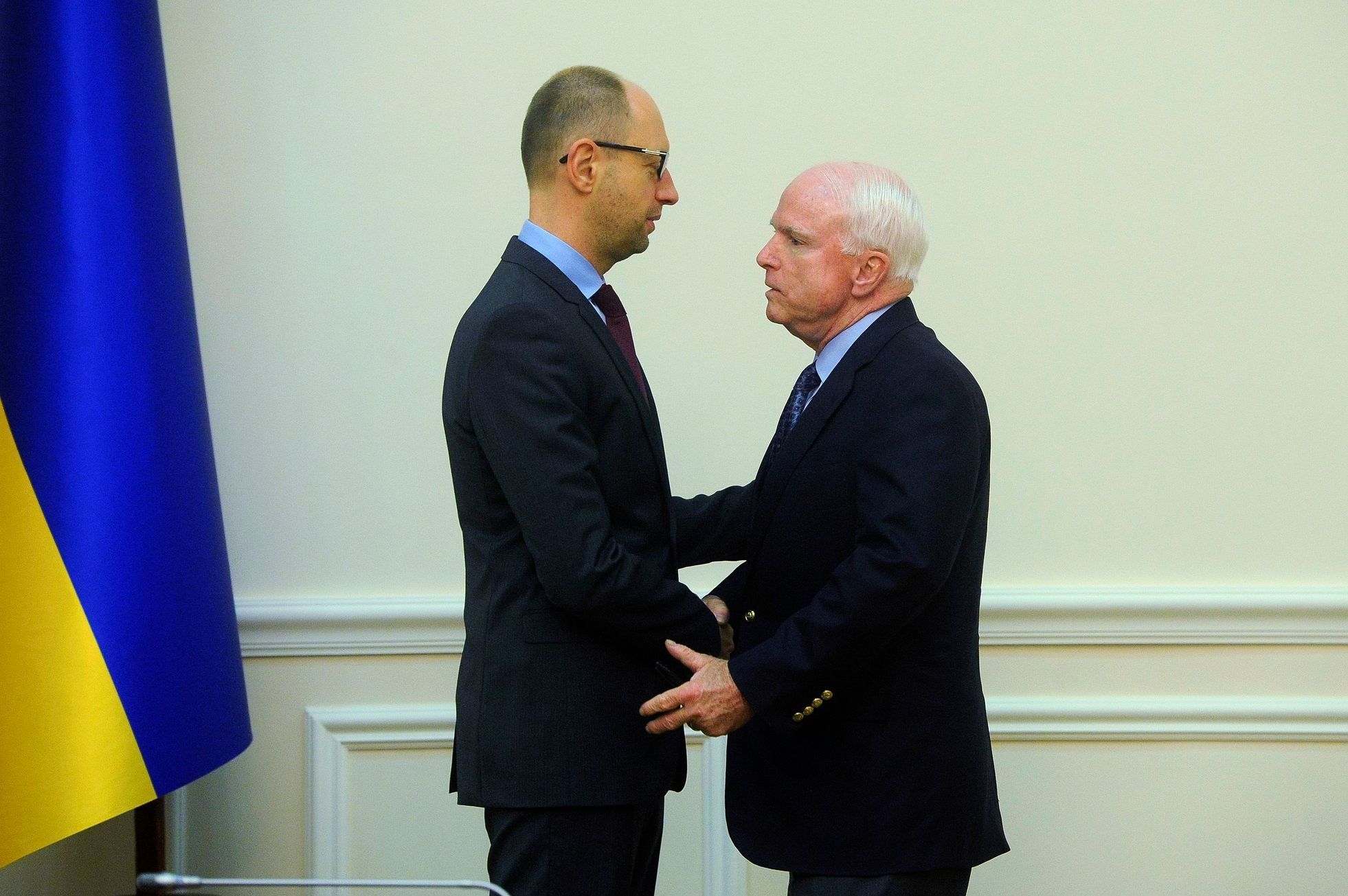 Ukrajinský premiér Jaceňuk a John McCain.