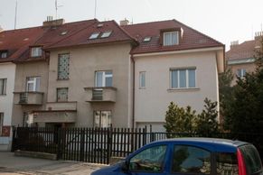 Odvážně barevná proměna podkroví. Nadchne vás!