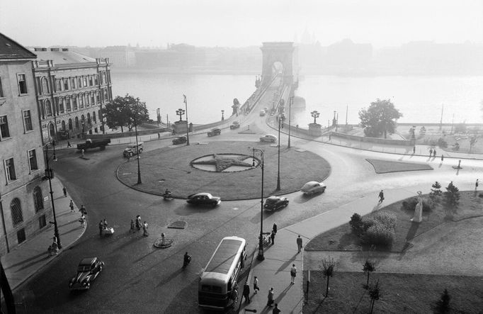 Pěticípá hvězda je zasazena v červených květech u budapešťského řetězového mostu Szechenyi v roce 1954.