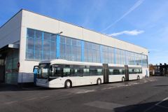 Nejdelší autobus v Česku. Praha chce posílit dopravu na letiště, vyzkouší vůz pro 181 lidí