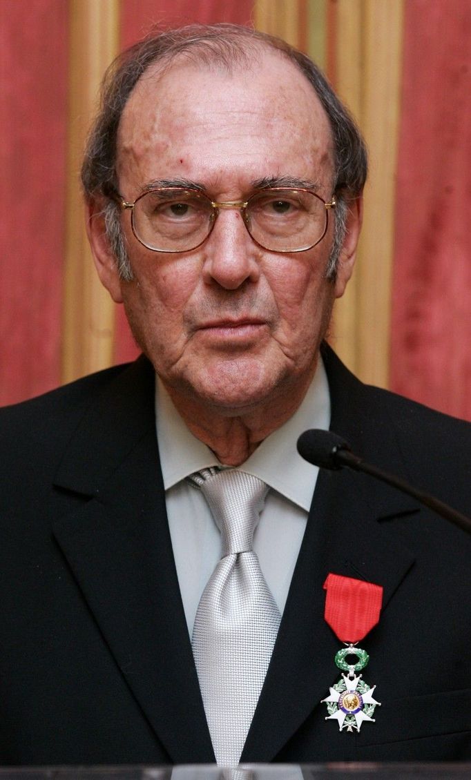 Harold Pinter před čtyřmi roky zemřel, ale stihl obdržet jedno z nejvýraznějších literárních ocenění. Byl dramatik a básník, pocházel z Velké Británie. Jeho hry jsou označovány za komedie hororu, spájí se v nich absurdní motivy různého ražení, zdánlivě bezpečná situace se totálně převrací. Jeho politická angažovanost ho na konci kariéry přivedla k psaní protiválečné poezie. V českém překladu se objevily některé jeho hry jako Narozeniny či Správce.