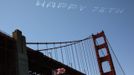 A sign written in the sky reading "Happy 75th" appears above the Golden Gate Bridge in San Francisco, California May 27, 2012. The iconic bridge is celebrating its 75th anniversary. REUTERS/Robert Galbraith (UNITED STATES - Tags: SOCIETY ANNIVERSARY TPX IMAGES OF THE DAY) Published: Kvě. 28, 2012, 4:32 dop.