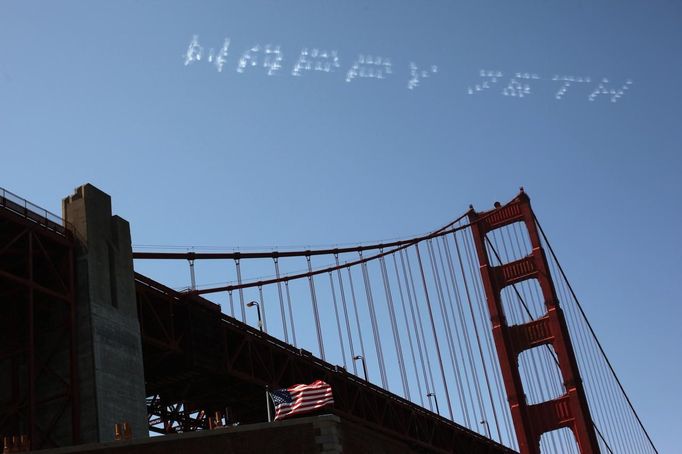 A sign written in the sky reading "Happy 75th" appears above the Golden Gate Bridge in San Francisco, California May 27, 2012. The iconic bridge is celebrating its 75th anniversary. REUTERS/Robert Galbraith (UNITED STATES - Tags: SOCIETY ANNIVERSARY TPX IMAGES OF THE DAY) Published: Kvě. 28, 2012, 4:32 dop.