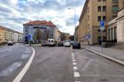 V místě, kde se do Koulovy odbočovalo z ulice Jugoslávských partyzánů, dnes parkují auta.