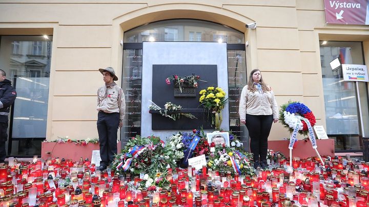 Výročí revoluce obrazem: Národní třída se hemží květinami, lidé pískají na politiky