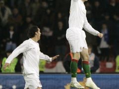 Portugalský fotbalista Tiago Mendes (vpravo) slaví gól v kvalifikačním utkání proti Srbsku.