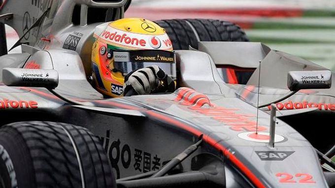 Lewis Hamilton na trati v Monze