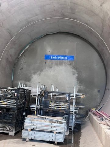 den otevřených dveří stavba metra D úsek Pankrác Olbrachtova