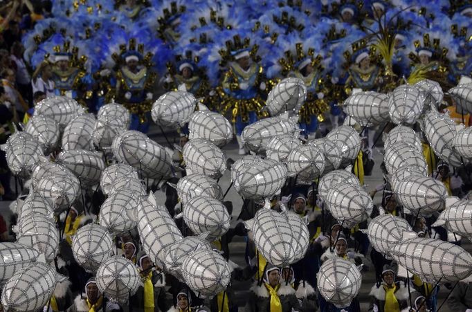 Revellers of the Unidos da Tijuca samba school participate in the annual carnival parade at Rio de Janeiro's Sambadrome, February 10, 2013. REUTERS/Ricardo Moraes (BRAZIL - Tags: SOCIETY) Published: Úno. 11, 2013, 5:25 dop.