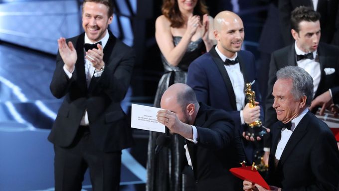 Filmový kritik Kamil Fila hodnotí udílení letošních Oscarů, na kterých došlo k záměně v kategorii Nejlepší film.
