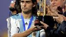 Zklamaný Roberto Ayala s trofejí za druhé místo po finále Copa America, v němž Brazílie porazila Argentinu.