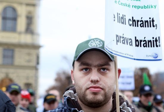 Demonstrace hasičů a policistů proti snížení platů