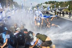 Izraelský parlament schválil část soudní reformy, Izraelci znovu protestují v ulicích