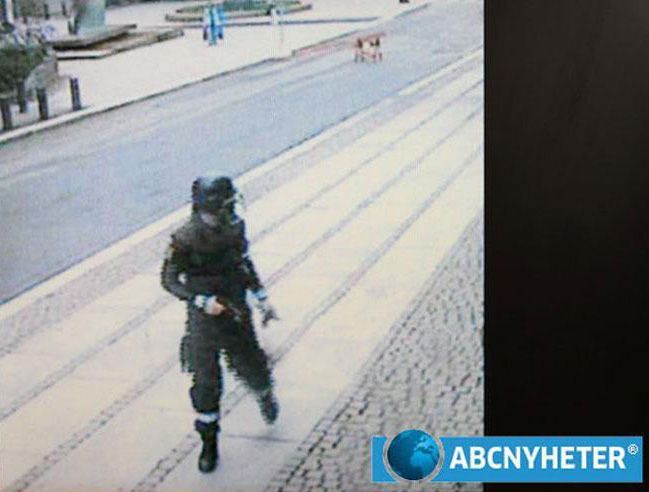 Atentátníka Breivika zachytila před výbuchem bezpečnostní kamera