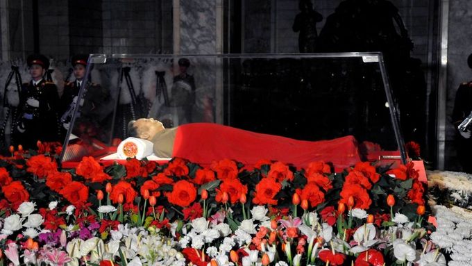 Kim Čong-il na svém pohřbu.